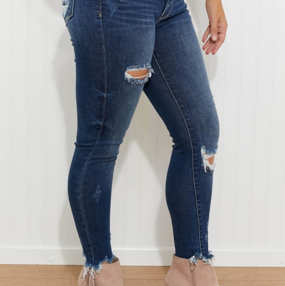 NEW! Judy Blue Winnie Full Size Mid-Rise Destroyed Skinny Jeans - Picture 2 of 9